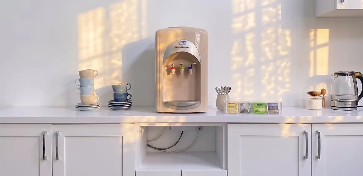 Dispenser de mesada Blue Star Water en una cocina de oficina, conectado a la red bajo la mesada